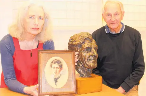  ?? Photo / David Haxton ?? Toi Mahara director Janet Bayley (left) and gallery trustee Glen Wiggs with a bust of Peter Field and a picture of Isabel Field, painted by her sister Frances Hodgkins.