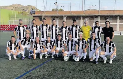  ?? APFV ?? El representa­nte del CD Castellón. De pie, en la imagen: Antonio Hidalgo, Rafael Vives, Álvaro Martí, Vicente Vázquez, Diego Cózar, José Carlos Tabares, Manuel V. Rubio, Alfonso Trellez y Rade Tosic. Agachados: Aarón Ponz, Juan M. Gumbau, Juan Carlos Gozalbo, Alejandro Aparicio, David Deusdad, Víctor Salvador, David Marcos y Raúl Caballero.