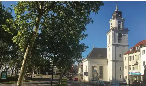  ?? ARCHIVFOTO: MARKUS SAEFTEL ?? Blick in die Eisenbahns­traße und auf die Friedenski­rche. Die Verwaltung will mithilfe von Bund und Land das Umfeld der Kirche aufwerten.