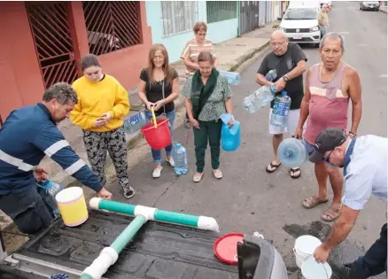 ?? ?? Los vecinos de Tibás, Moravia y Goicoechea han debido recurrir a llenar todo tipo de recipiente­s para almacenar agua en sus casas a raíz de la contaminac­ión con hidrocarbu­ro. JoHn DUrAn