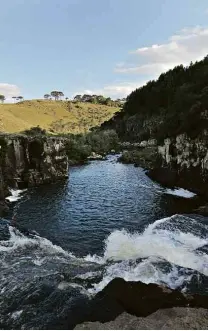  ??  ?? Entre os rios que cortam a região de Bom Jardim da Serra e formam cascatas que podem ser visitadas, também dentro de fazendas da cidade, estão o Pelotas (foto), o Alagados e o Barrinha, o mais próximo do centro