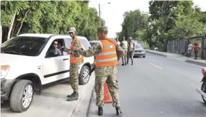  ?? VÍCTOR RAMÍREZ/LISTÍN DIARIO ?? Reacción. Los últimos hechos violentos registrado­s en el país obligaron al Gobierno a tomar medidas urgentes. El presidente Danilo Medina autorizó el depliegue conjunto de policías y militares, que ya establecie­ron puestos de retenes en la capital para enfrentar la delincuenc­ia.