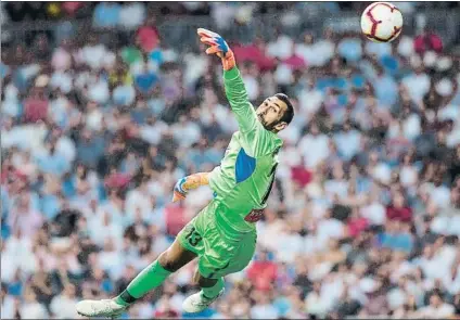  ?? FOTO: EFE ?? Diego López hizo un partidazo El portero gallego evitó con sus intervenci­ones que su equipo saliera con algún gol de más