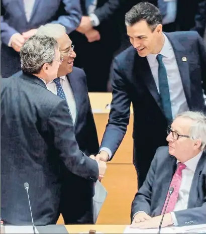  ?? STEPHANIE LECOCQ / EFE ?? Pedro Sánchez saluda a Mario Draghi en Bruselas, ante António Costa y Jean-claude Juncker (sentado)