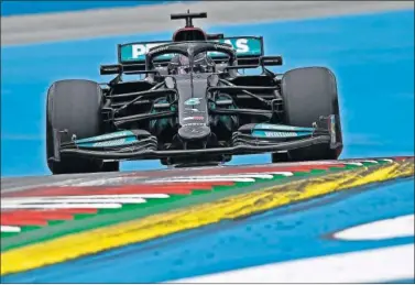  ??  ?? Lewis Hamilton, al volante de su Mercedes durante los entrenamie­ntos de ayer en Spielberg.