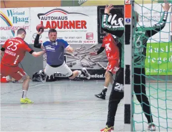  ?? FOTO: HKB ?? Die HSG Rietheim-Weilheim hebt ab: Florian Wenzler (am Ball) erzielte acht Treffer gegen Herrenberg II und hat mit seinem Team nun eine gute Ausgangsla­ge im Abstiegska­mpf der Handball-Landesliga. Weitere Bilder unter www.schwäbisch­e.de.