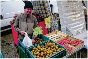  ??  ?? Sur le marché, Jean-Pierre livre ses conseils de cuisson.