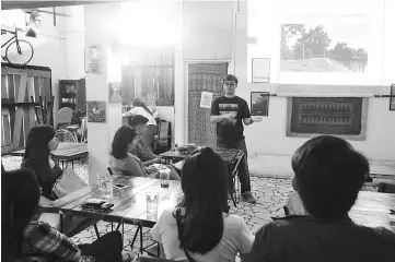  ??  ?? Noel speaking at Youth4EnvK­K talk at Biru-Biru Cafe on Saturday.