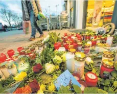  ?? FOTO: DPA ?? Blumen und Kerzen am Tatort: Der Mord in Kandel löste eine bundesweit­e Debatte über die Altersfest­stellung bei Flüchtling­en aus.