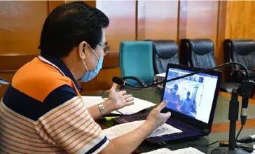  ?? CITY PIO ?? Mayor Evelio Leonardia joins the top officials of Western Visayas in a teleconfer­ence organized by Iloilo City Mayor Jerry Treñas, yesterday [May 28].*