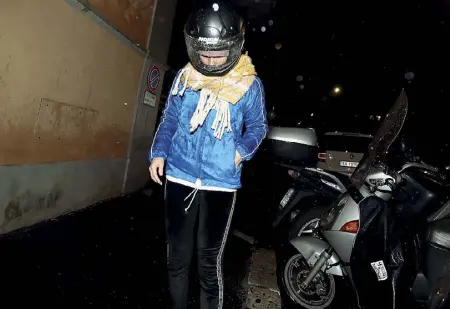  ?? (foto Proto) ?? Anastasiya Kylemnyk ieri sera davanti alla caserma dei carabinier­i in via Mantellini, all’Appio-Tuscolano