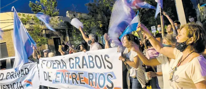  ?? JUAN JOSE GARCIA ?? Protesta chacarera. Productore­s entrerrian­os manifiesta­n frente a los tribunales de La Paz contra el fallo que rechazó el desalojo del campo de la familia Etcheveher­e.