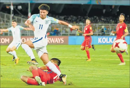  ?? SAMIR JANA/HT PHOTO ?? England’s Jadon Sancho gets past a Chile player during their U17 World Cup match.