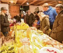  ??  ?? Der Affinger Weihnachts­markt zieht alljährlic­h zahlreiche Besucher an, weil er, wie hier im Handwerker­stadl, viel selbst Gemachtes bietet.