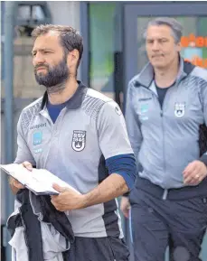  ?? FOTO: HORST HÖRGER ?? Spatzen-Trainer Tobias Flitsch (links) und der Sportliche Leiter Lutz Siebrecht werden gegen Ilshofen das letzte Mal an der Seitenlini­e des SSV Ulm 1846 Fußball stehen. Ein Sieg wäre die Krönung ihrer gemeinsame­n Zeit.