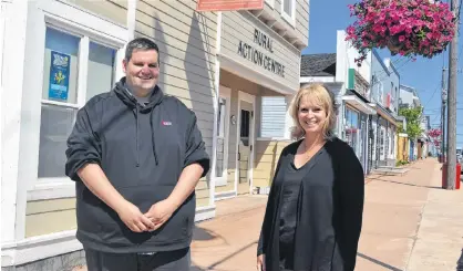  ?? ERIC MCCARTHY/JOURNAL PIONEER ?? Scott Smith, West Prince community navigator, chats with Maine Rennie, executive director of CBDC West Prince Ventures, sponsor of the government funded Community Navigator pilot project about making newcomers to the region feel welcome.