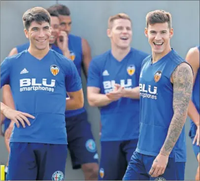  ??  ?? BUEN AMBIENTE. Carlos Soler, Santi Mina y Gameiro, ayer, en el entrenamie­nto.