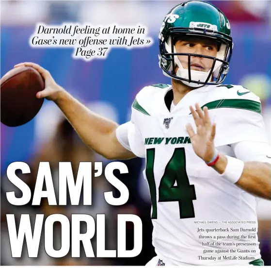  ?? MICHAEL OWENS — THE ASSOCIATED PRESS ?? Jets quarterbac­k Sam Darnold throws a pass during the first half of the team’s preseason game against the Giants on Thursday at MetLife Stadium.