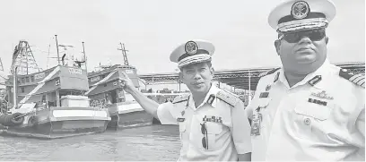  ??  ?? MUJUR DITAN: Ismail (kiba) nunjukka dua kapal berikan Vietnam ke ditangkap MMEA kena 10 Ogos 2017.