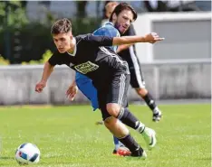  ?? Archivfoto: Roland Geier ?? Musste sich mit dem SV Karlshuld gegen den TSV Gaimershei­m geschlagen geben: Youngster Halil Samsa (vorne).