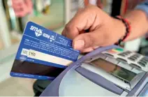  ?? ?? CAUTELA. Usuarios de la tarjeta de crédito han cuidado su gasto porque continúa la pandemia.
