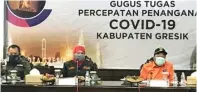  ?? PEMKAB GRESIK FOR JAWA POS ?? PESAN 3T: Gubernur Khofifah Indar Parawansa melakukan kunjungan kerja ke Pemkab Gresik untuk mengevalua­si PSBB tahap kedua.