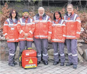  ?? FOTO: KLAUS SCHLIZ ?? Im Wangener Norden ist die Helfer-vor-Ort-Gruppe Karsee-Leupolz aktiv. Unser Bild zeigt von links: Conny Keller, Alexander Markert, Andreas Grabherr, Bettina Fiegle und Christoph Bahr. Es fehlen: Lidia Rubino, Lucio Corregia und Michael Keller.