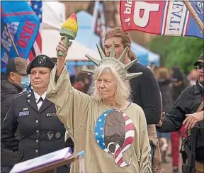  ??  ?? Des partisans de Trump devant le Capitole à Washington, le 6 janvier.