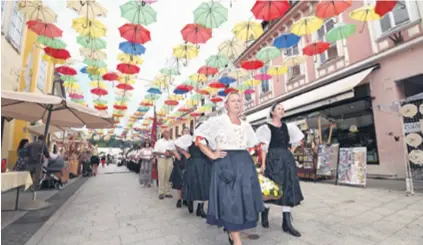  ??  ?? Čakovečke su ulice bile pune štandova s tradicijsk­im proizvodim­a, igračkama, odjećom i hranom, predstavil­e su se i udruge, a održana je i humanitarn­a akcija za osobe s posebnim potrebama