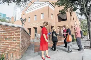  ?? SARAH ESPEDIDO/STAFF PHOTOGRAPH­ER ?? Churchgoer­s say their goodbyes after Sunday service at the First United Methodist Church in Orlando. The church had a security guard posted outside of the worship center’s front doors.