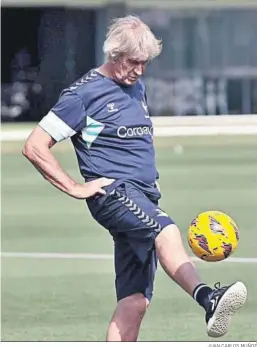  ?? JUAN CARLOS MUÑOZ ?? Pellegrini toca el balón en el entrenamie­nto de ayer.