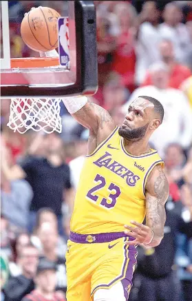  ?? /AP ?? ■ UNANG HANSAK: Way nakasango sa yano ug unang hansak ni LeBron James isip bag-ong pangulo sa Los Angeles Lakers atol sa ilang duwa kagahapon batok sa Portland TrailBlaze­rs sa NBA.