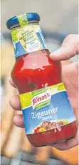  ?? FOTO: DPA ?? Flasche mit Zigeunersa­uce des Lebensmitt­elherstell­ers Knorr: Wegen der Diskussion über rassistisc­he Namen und Begriffe hat das Heilbronne­r Unternehme­n, das seit 2000 zum britisch-niederländ­ischen Konzern Unilever gehört, die Sauce umbenannt.