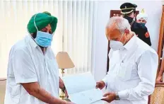  ?? ANI ?? Captain Amarinder Singh submits his resignatio­n to Governor Banwarilal Purohit at Raj Bhavan in Chandigarh yesterday.