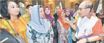  ??  ?? WE NEED MORE BOOKS: Rais having a light moment with committee members under the Ministry of Informatio­n Communicat­ion and Culture during a lucheon at the launch of the books. — Bernama photo