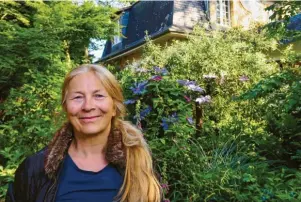  ??  ?? Gärtnern statt reisen: Annie Blanchais in ihrem Jardin Retiré.