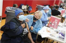  ?? FOTO: SEITH WENIG/TT-AP ?? Mary Jenkins tar emot en vaccinspru­ta i Paterson i New Jersey i januari.