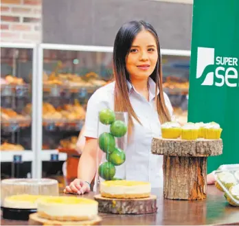  ??  ?? Postres de verano. Daniela Chávez, administra­dora de Categoría de Panadería de Súper Selectos, da a conocer los nuevos productos de temporada.