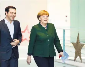  ??  ?? Griechenla­nds Ministerpr­äsident Alexis Tsipras traf Deutschlan­ds Kanzlerin Angela Merkel Freitagnac­hmittag in Berlin.