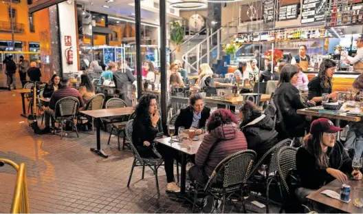  ?? ZOWY VOETEN (GETTY) ?? La terraza de un bar del barrio de Sant Antoni, en Barcelona, el 13 de enero.