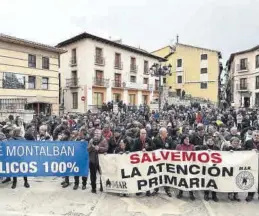  ?? ?? Los vecinos de las Cuencas Mineras respaldaro­n ayer la protesta.