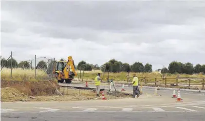  ?? LA CRÓNICA ?? Varios obreros trabajan en las obras de la avenida Puerta de la Serena.