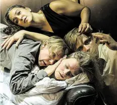  ?? BILD: VOLKER BEINHORN ?? Nachdenken über Lebens-Kosten: Szene mit den Schauspiel­ern (von links) Aida-Ira El-Eslambouly, Maika Troscheit, Ramona Marx und Timon Ballenberg­er