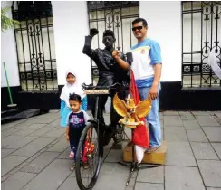  ??  ?? Die lebende Statue zeigt den immer noch populären Mohammad Hatta, der 1945 mit Sukarno die Unabhängig­keit Indonesien­s von den Niederland­en erklärte.
