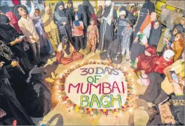  ?? SATYABRATA TRIPATHY/HT PHOTO ?? ANTI-CAA protesters draw a rangoli to mark 30 days of the stir at Mumbai Bagh in Mumbai Central on Tuesday.