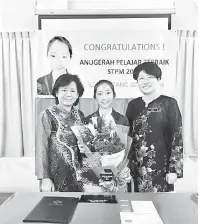  ??  ?? KEBANGGAAN SEKOLAH: Tham (kiri) dan Choo (kanan) merakam kenangan bersama Ervina yang diumumkan Pelajar Terbaik STPM 2017 kategori pelajar istimewa.