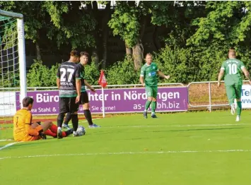  ?? Foto: Dieter Mack ?? Die Freude währte nur kurz: Alexander Schröter nach seinem 1:0-Treffer mit Simon Gruber (rechts). Letztlich verlor der TSV die zweite Saisonpart­ie.