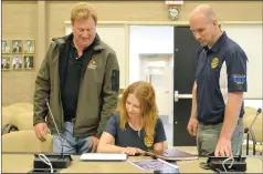  ?? NEWS PHOTO MO CRANKER ?? Dunmore Deputy Reeve Dan Hamilton, Rotary Club of Medicine Hat president Karen Blewett and Rotary member Chris Perret look over a document Friday outlining the group's plan to set up a park in Dunmore to celebrate Rotary's 100th anniversar­y.