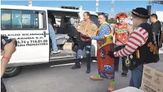  ??  ?? Solidarios. Sobre la explanada de la Plaza Mayor, diversas organizaci­ones regalan su actuación mientras se recaban víveres.