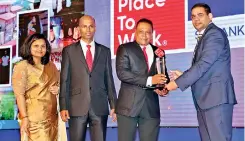  ??  ?? CBL Plenty Foods (Pvt.) Ltd. Director/ceo Shammi Karunaratn­e receiving the award from HNB Chairman and National Human Resource Developmen­t Council Sri Lanka Chairman Dinesh Weerakkody